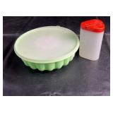 Tupperware storage lot including a green round