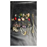 Mixed costume jewelry lot featuring earrings,