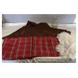Mixed lot including a tablecloth (size unknown),