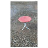 Round Accent Table with Metal BaseRound accent
