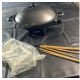 Toastess electric wok with lid, temperature