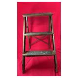 Sturdy folding 3-step steel step ladder with