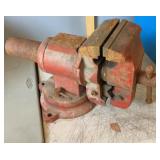 Heavy-duty bench vise with a swivel base and