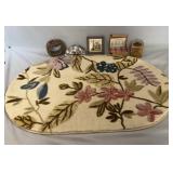 Floral accent rug measuring approximately 24' x