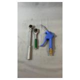 Tool grouping featuring two ratchet handles in