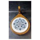 Round ceramic trivet featuring a blue and white