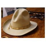 Luis Ortega hat w Ortega hat band