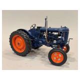 Fordson E27N - Universal Hobbies - 1/16 - Headlight damaged