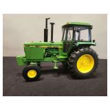 John Deere 4440 ERTL - 11'L x 7'H