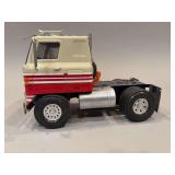 International Single Axel Semi - Ertl - 9”x6”