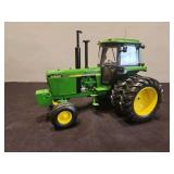 John Deere 4450 - 11'L x 7'H