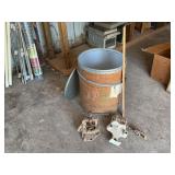 SMALL STORAGE BARREL W/ 2 VICES