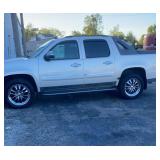 2008 Chevy avalanch  4 dr white 190 thousand miles