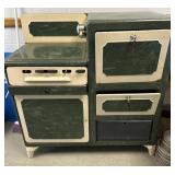 Antique Gas Stove 1020s to 1940s manufactured.