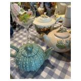 3 teapots & glass decoration