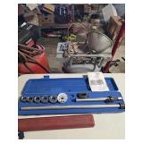 Universal camshaft bearing tool