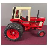 Ertl International 1586 Tractor