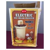 4 Quart Electric Ice Cream Freezer/ Maker