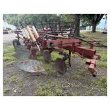 International 710  4 bottom plow 18"