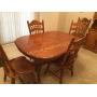 Beautiful Dining room table 6 chairs 2 leaves