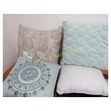 4 decorative pillows