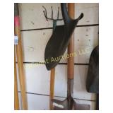 2 shovels small tined tool