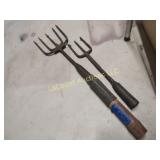 2 vintage spear heads