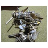 100 assorted vintage keys