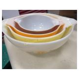 vintage Pyrex nesting bowl set 4 pc