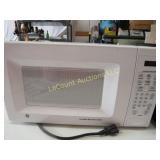 small GE microwave w turn table