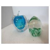 2 paper weights apple