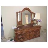 beautiful dresser w mirror