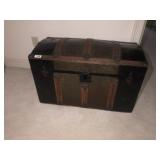 Humpback trunk w/leather straps