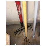 Garden rake and dirt scratcher