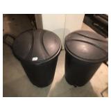 Rubbermaid rough neck plastic garbage cans X2