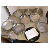 Metal bakeware cake pans