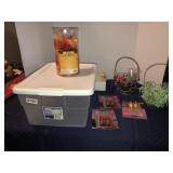 Sterilite tote 16qt with lightbulbs, metal baskets