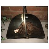 Log carrier w/pine cones