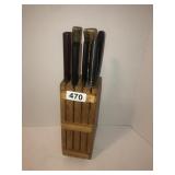 Kitchen knife holder with mismatched knives