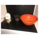 Measuring cup, gravy skimmer, orange plastic bowl