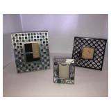 3 picture frames *1 has glass marbles