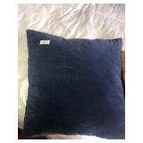 2 throw pillows