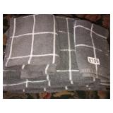 2 bath towels and 2 hand towels