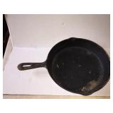 Double spout cast iron skillet 10in