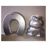 Wilton horseshoe and Garfield pans