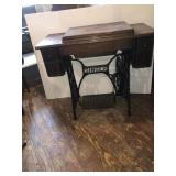 Singer tredle sewing machine w/cabinet (no belt)