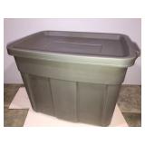 Rubbermaid 18gal tote with lid