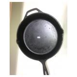 Cracker barrel double spout cast iron skillet
