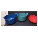Plastic batter bowls and sifter