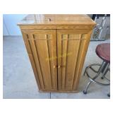 Locking cabinet